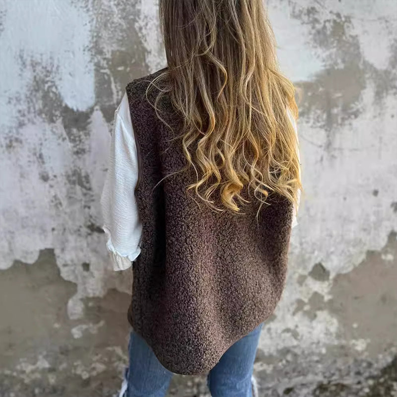 Too Cold for Just a Sweater, Too Warm for a Heavy Coat? This Women's Short Warm Vest Adds the Perfect Extra Layer to Your Fall & Winter Outfits — Easy to Style, Comfortable to Layer & Made for Everyday Wear! 🍂🧥