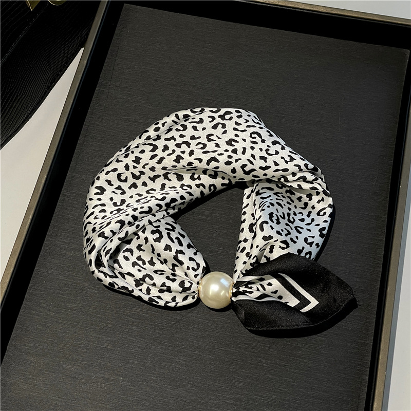 📢📢LIMITED-TIME 50% OFF!!🌸No-Tie Magnetic Pearl Clasp Soft Scarf💟Everyday Versatile Pieces