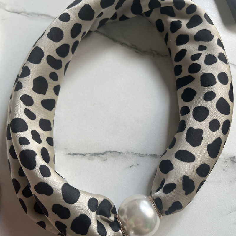 📢📢LIMITED-TIME 50% OFF!!🌸No-Tie Magnetic Pearl Clasp Soft Scarf💟Everyday Versatile Pieces